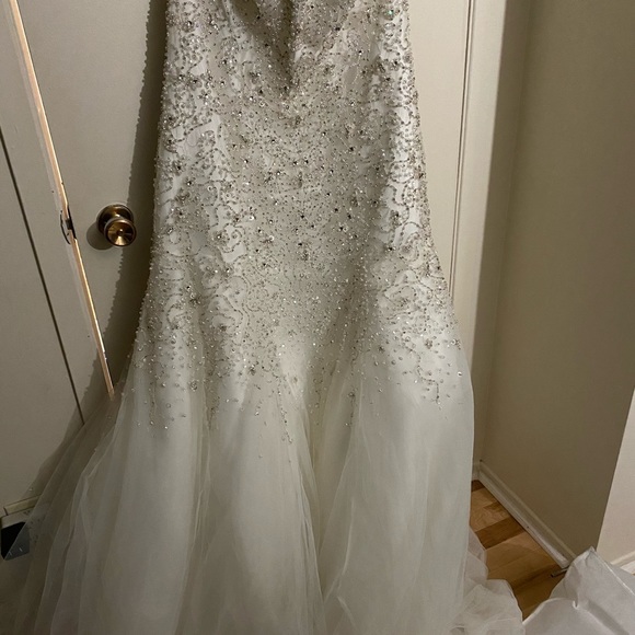 Wedding dress - Picture 3 of 8